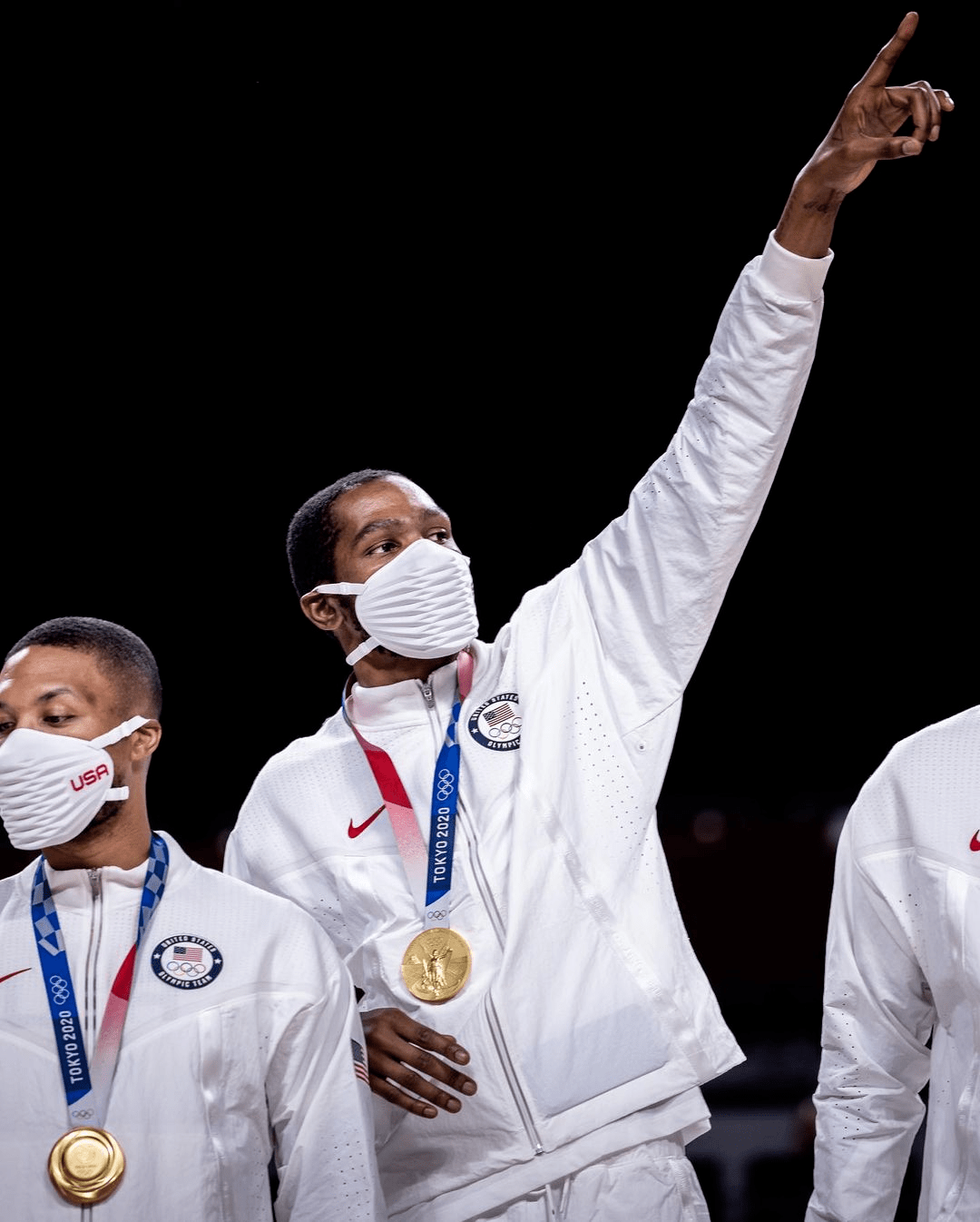 亚博体育-法兰克福发布备战花絮；今夜造点机会；NBA常规赛任务艰巨；身体对抗强度拉满-亚博体育